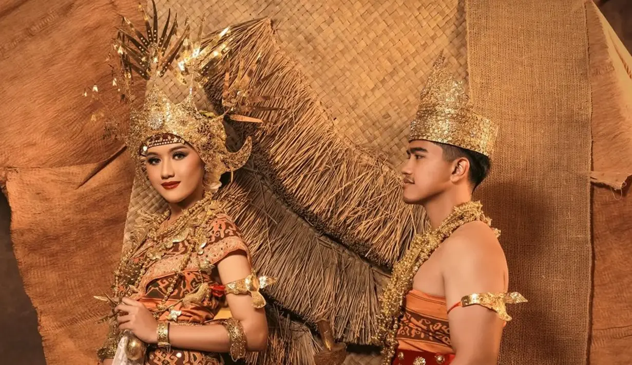 Namun kini, keduanya kompak mengunggah hasil pemotretan prewedding dengan tema baju adat Nusantara. Terbaru, putra bungsu Presiden Joko Widodo ini terlihat mengunggah fotonya dan calon istri saat memakai baju adat Lampung. (Liputan6.com/IG/@riomotret)