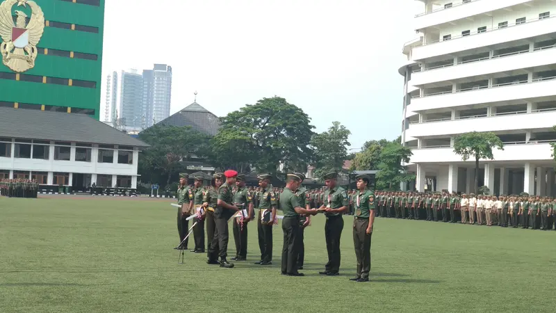 KSAD Jenderal TNI Mulyono memberikan penghargaan kepada prajurit berprestasi.