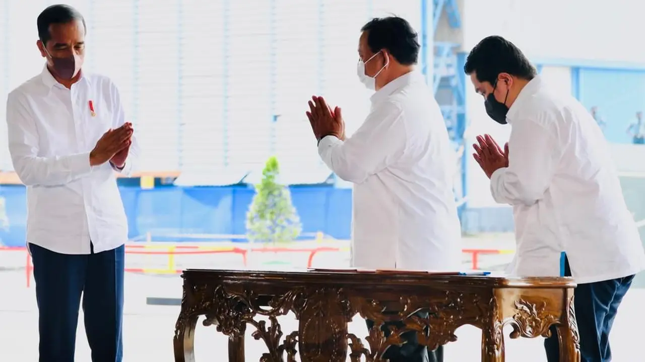 Presiden Jokowi  menyaksikan penandatanganan kerja sama antara Menteri BUMN Erick Thohir dengan Menteri Pertahanan Prabowo Subianto