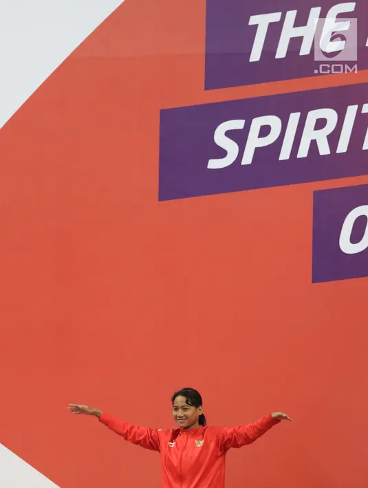 Atlet para renang, Syuci Indriani usai berlaga di final 200 meter gaya bebas putri S14 Asian Para Games 2018 di Stadion Akuatik Kompleks GBK, Jakarta, Minggu (7/10). Syuci meraih posisi ketiga dan berhak atas perunggu. (Liputan6.com/Helmi Fithriansyah)