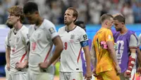 Kapten Timnas Inggris, Harry Kane, menunjukkan ekspresi kecewa setelah The Three Lions kalah 1-2 dari Argentina pada laga semifinal Piala Dunia 2026 di Atlanta Stadium, Atlanta, Kamis (16/7/2026) dini hari WIB. (Juan Mabromata/AFP)