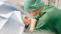 Bunga Jelitha Lebih Emosional Saat Lahiran Anak Kedua, Tak Berhenti Nangis dari Sebelum Masuk Ruang Operasi. (foto: Instagram @bungajelitha66, @nafaspertama)