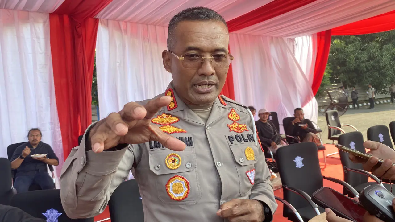 Direktur Lalu Lintas Polda Metro Jaya, Kombes Pol Latif Usman meminta masyarakat berhati-hati terhadap kabel semrawut di sejumlah ruas jalan Ibu Kota.