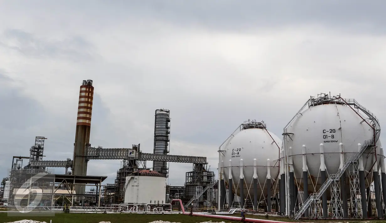 Suasana Area Crude Distilation Unit (CDU IV) di kawasan kilang RU V Balikpapan, Kalimantan, Kamis (14/05). Kapasitas RU V sebesar 260 MBSD dihasilkan dari Balikpapan 1 dan 2. (Liputan6.com/Fery Pradolo)