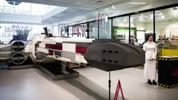 Pesawat ruang angkasa "Star Wars X-Wing" skala penuh dari balok lego ditampilkan di pusat perbelanjaan pinggiran kota Paris, 12 Desember 2018. Pesawat yang terbuat lebih dari satu juta balok Lego itu untuk memeriahkan perayaan Natal. (Philippe LOPEZ/AFP)