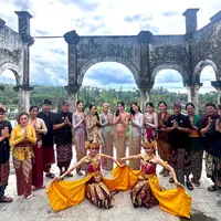 Lihat di sini gaya Hyoyeon SNSD hingga Dita Karang SECRET NUMBER dibalut kebaya Bali saat syuting bersama di Pulau Dewata. [@pickmetrip_official/@mrsmes/@wawa17_97]