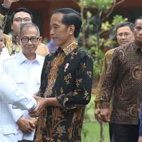 Ketua Umum Partai Gerindra Prabowo Subianto menyambut Presiden Joko Widodo (Jokowi) di kediamannya di Hambalang, Bogor, Senin (31/10). Kedatangan Jokowi untuk menggelar pertemuan dengan Prabowo Subianto terkait sejumlah topik. (Liputan6.com/Faizal Fanani)