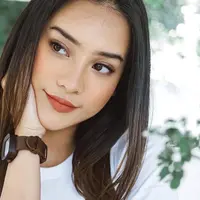 Dari banyaknya gaya yang ia bagikan, Anya sering memakai baju warna putih yang bikin dirinya semakin memesona. Meskipun hanya kaos santai. (Liputan6.com/IG/@anyageraldine)