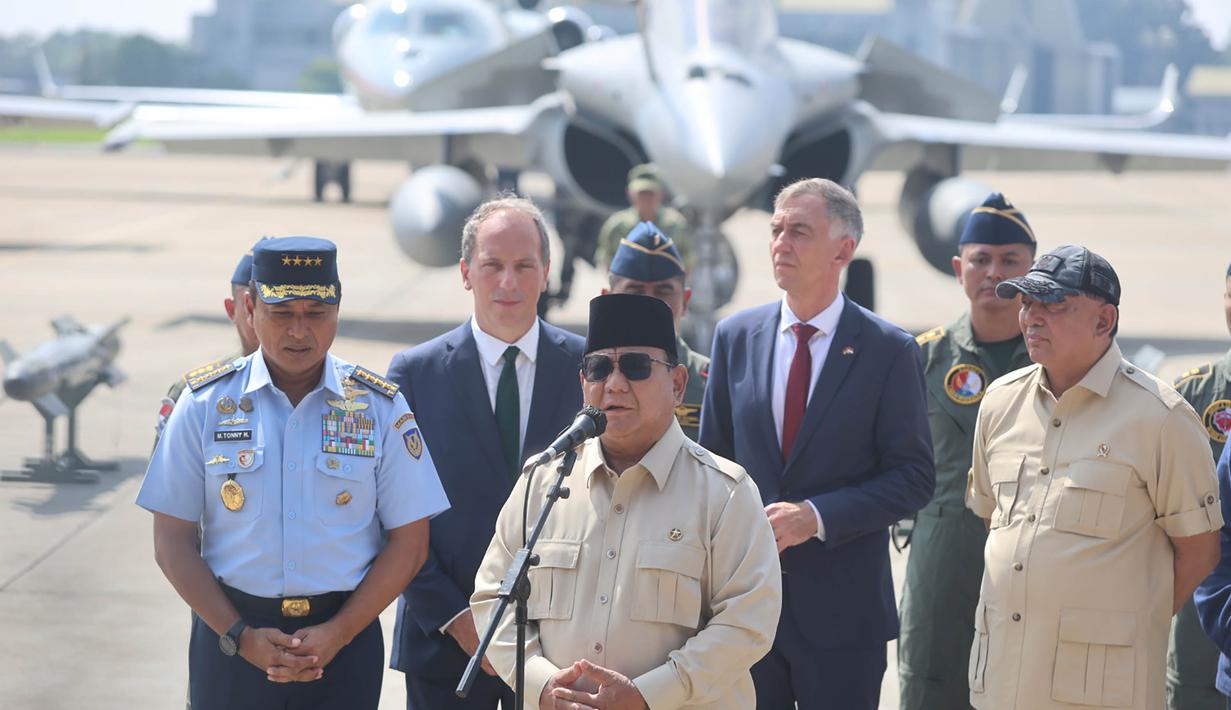 Presiden Prabowo Subianto memberi keterangan usai menyerahkan sejumlah Alat Utama Sistem Senjata (Alutsista) strategis ke TNI di Pangkalan Udara (Lanud) Halim Perdanakusuma, Jakarta, Senin (18/5/2026). (merdeka.com/Arie Basuki)