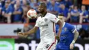Almamy Toure menjadi kehadiran besar di lini pertahanan Eintracht Frankfurt. Pemain asal Mali tersebut tercatat membuat enam clearance, satu blok, dan tiga intersep. Ia juga hanya dilewati oleh lawan sebanyak satu kali. (AFP/Cristina Quicler)