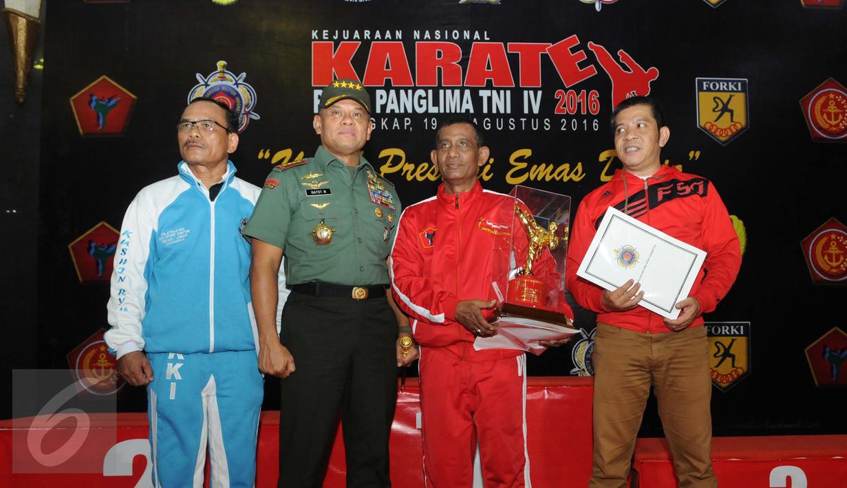 Panglima TNI Gatot Nurmantyo berfoto bersama pemenang pada penutupan Kejurnas Karate Piala Panglima ke-IV di GOR Mabes TNI Cilangkap, Jakarta, Minggu (21/8). Acara penutupan ini dihadiri Kepala Staf TNI AD, TNI AL dan TNI AU. (Liputan6.com/Helmi Afandi)