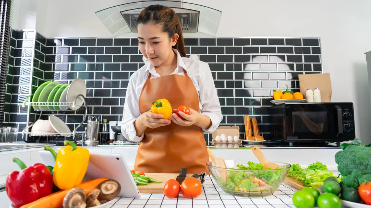 Ilustrasi ikut kelas memasak online