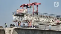 Aktivitas pekerja menyelesaikan proyek jalur kereta api dwi ganda atau Double-Double Track (DDT) di kawasan Manggarai, Jakarta, Senin (27/7/2020). Seluruh pembangunan proyek tersebut ditargetkan rampung pada 2021. (merdeka.com/Iqbal S. Nugroho)