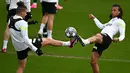 Gelandang Manchester City Kalvin Phillips (kiri) dan bek Manchester City Nathan Ake menghadiri sesi latihan tim menjelang leg pertama perempat final Liga Champions melawan Bayern Munchen, di tempat latihan Manchester City di Manchester, Senin (10/4/2023). (Photo by Paul ELLIS / AFP)