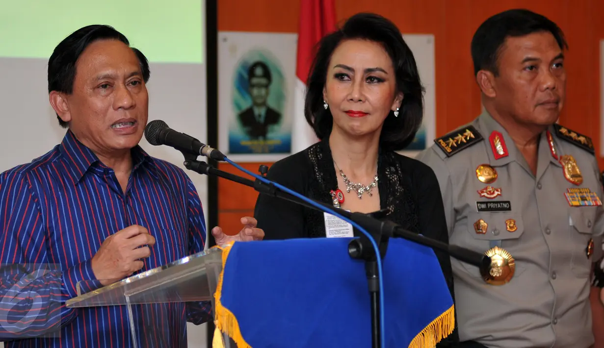 Komjen Imam Sudjarwo (kiri) bersama Yenti Garnasih (kedua kiri) saat mengumumkan pembentukan panitia seleksi calon anggota Kompolnas, Jakarta, (8/1). Pansel akan segera melakukan seleksi anggota Kompolnas periode 2016-2020. (Liputan6.com/Yoppy Renato)