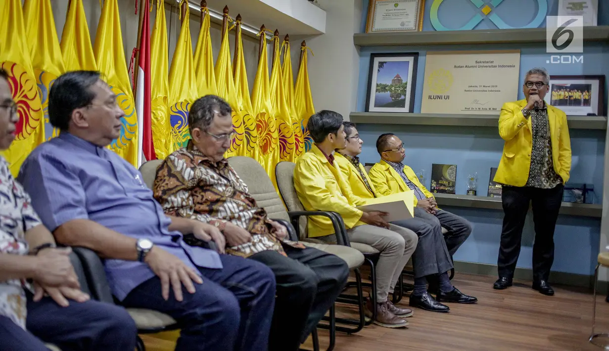 Ketum ILUNI UI Arief Budhy Hardono memberikan sambutan sebelum pernyataan sikap bersama ILUNI UI dan Mahasiswa UI, Jakarta, Rabu (24/4). ILUNI UI menyampaikan apresiasi dan ucapan terima kasih kepada berbagai pihak atas terlaksananya pesta demokrasi tersebut. (Liputan6.com/Faizal Fanani)