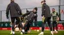 Pemain Manchester United, Casemiro, mengikuti sesi latihan jelang laga melawan Sevilla pada leg kedua perempat final Liga Europa. (Twitter Manchester United)