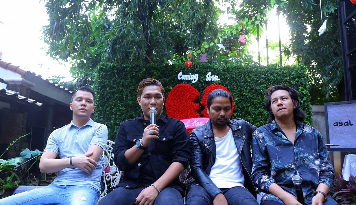 Rizal vokalis Armada menambahkan, kabar gembira itu diterima para personel band Armada yang baru saja pulang dari luar kota. Sontak saja kabar bagus itu membuatnya terkejut. (Nurwahyunan/Bintang.com)