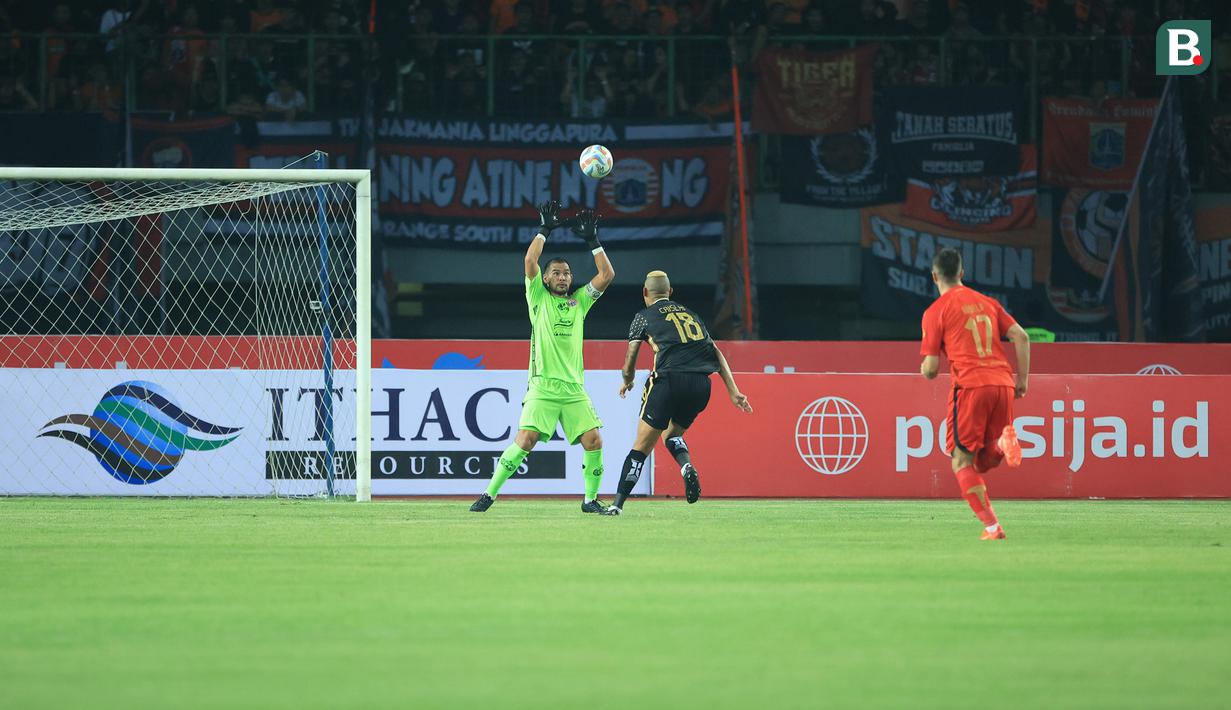 <p>Pemain Bhayangkara FC, Crislan mencetak gol ke gawang Persija Jakarta yang dikawal kiper Andritany Ardhiyasa pada laga pekan ketiga BRI Liga 1 2023/2024 di Stadion Patriot Candrabhaga, Bekasi, Minggu (16/7/2023). (Bola.com/M Iqbal Ichsan)</p>