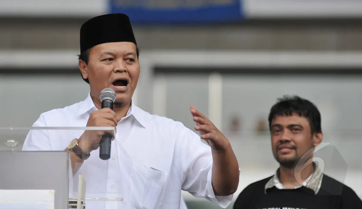 Hidayat Nurwahid memberikan orasi di saat memperingati perayaan hari buruh sedunia (May Day), Jakarta, Jumat (1/5/2015). Kaum buruh menuntut melawan kebijakan upah murah dan kenaikan upah setiap lima tahun sekali. (Liputan6.com/Herman Zakharia)