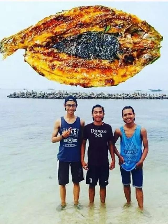 6 Editan Foto Orang di Pantai Ini Absurd Banget, Kelewat Ngawur