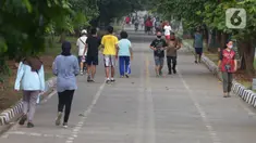 Warga berolahraga di Kanal Banjir Timur (KBT), Jakarta, Sabtu (8/8/2020). Olahraga yang dilakukan masyarakat diharapkan mampu meningkatkan imunitas tubuh di tengah pembatasan sosial berskala besar dan masih merebaknya virus corona. (merdeka.com/Imam Buhori)