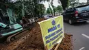 Spanduk pemberitahuan terpasang di dekat proyek saluran air kawasan Jalan Latuharhari, Jakarta, Jumat (14/11/2014). (Liputan6.com/Faizal Fanani)