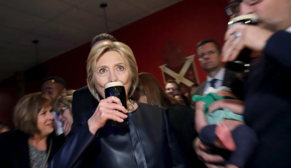 Kandidat calon presiden Amerika Serikat dari Demokrat, Hillary Clinton meminum bir bersama rekan - rekannya di bar lokal, Youngstown , Ohio , (12/3). Acara ini dilakukan setelah berhentinya masa kampanye Hillary Clinton. (REUTERS / Carlos Barria)