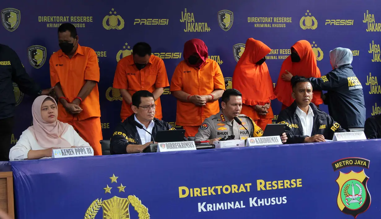 Para tersangka diperlihatkan pada rilis pengungkapan kasus praktik aborsi illegal di Mapolda Metro Jaya, Jakarta, Rabu (17/12/2025). Direktorat Reserse Kriminal Khusus Polda Metro Jaya membongkar kasus praktik aborsi ilegal yang telah beroperasi selama dua tahun, di Jakarta Timur. (merdeka.com/magang/Rendi Saputra)
