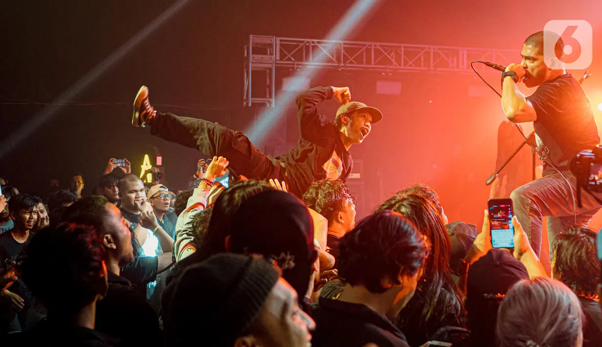 Penampilan salah satu band metal dalam konser offline di kawasan Jakarta, Minggu (22/5/2022). Konser musik offline kembali diizinkan seiring dengan pelonggaran aturan penggunaan masker di luar ruangan. (Liputan6.com/Faizal Fanani)