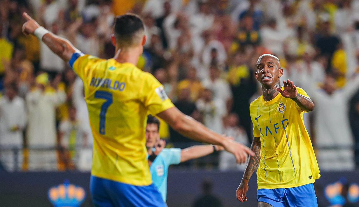 Pemain Al Nassr, Talisca (kanan), melakukan selebrasi setelah mencetak gol ke gawang Istiklol dalam laga kedua Grup E Liga Champions Asia 2023/2024 yang berlangsung di Al Awal Park at King Saud University, Riyadh, Selasa (3/10/2023) dini hari WIB. (X/Al Nassr FC)