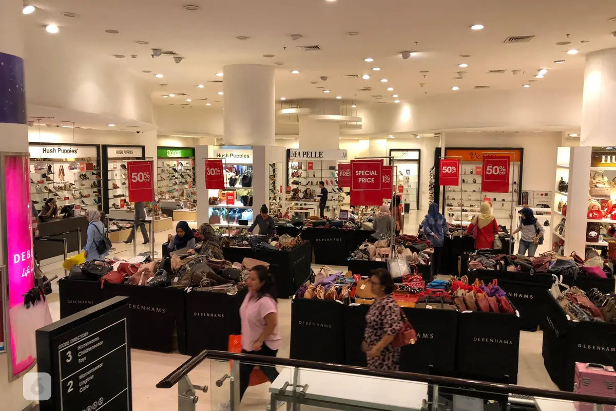 Kondisi gerai ritel Debenhams di Senayan City sebelum tutup. Gerai ritel ini mengumbar diskon besar-besaran bagi berbagai produknya (Vina A. Muliana/Liputan6.com)