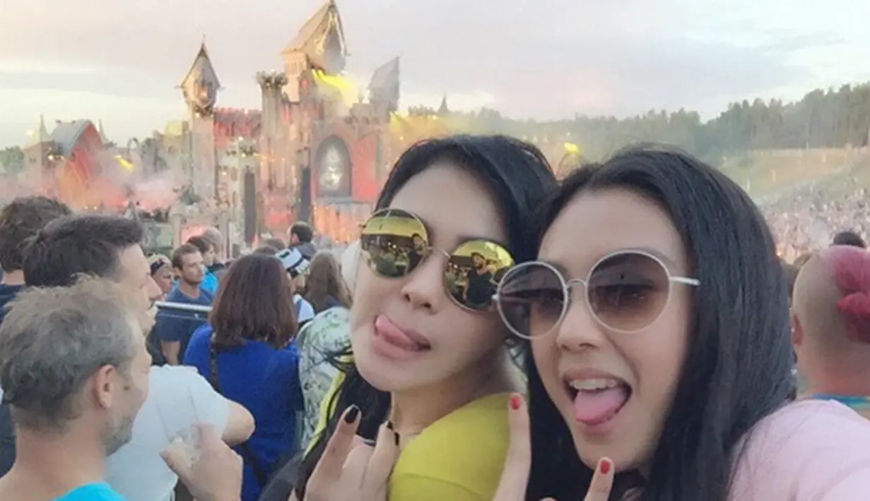 Syahrini bersama temannya tengah menikmati festival musik 'Tomorrowland' di Belgia.  (Photo : Instagram)