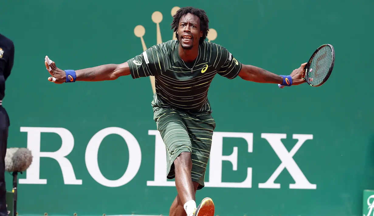 Gael Monfils merayakan keberhasilan usai menyingkirkan Roger Federer di babak ketiga Monte Carlo Masters (REUTERS/Eric Gaillard)