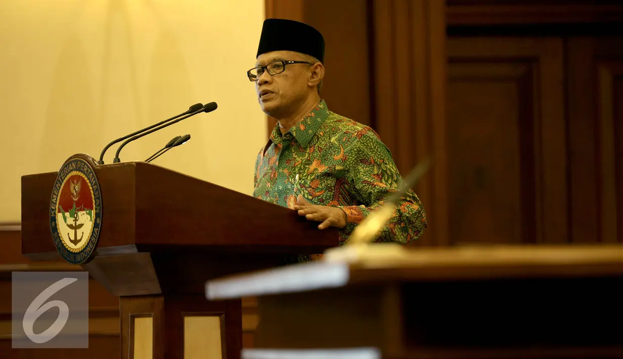 Ketua Umum PP Muhammadiyah Haedar Nashir memberikan paparan sebelum MoU di Kementerian Pertahanan, Jakarta, Selasa (13/4). MoU antara Kemhan dan PP Muhammadiyah tersebut untuk pembonaan kesadaran Bela Negara. (Liputan6.com/Faizal Fanani)