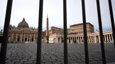 Lapangan Santo Petrus terlihat di belakang barikade yang didirikan di Vatikan, Roma pada Selasa (10/3/2020). Vatikan menutup lapangan Santo Petrus dan Basilika Santo Petrus bagi kunjungan wisatawan sampai 3 April untuk menghentikan penyebaran virus corona. (AP/Andrew Medichini)