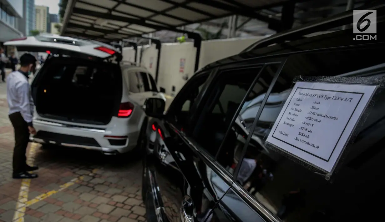Mobil Lexus yang akan dilelang terparkir di halaman Gedung KPK lama, Jakarta, Senin (20/11). Kendaraan mewah milik terpidana korupsi tersebut akan dilelang KPK 24 November 2017. (Liputan6.com/Faizal Fanani)