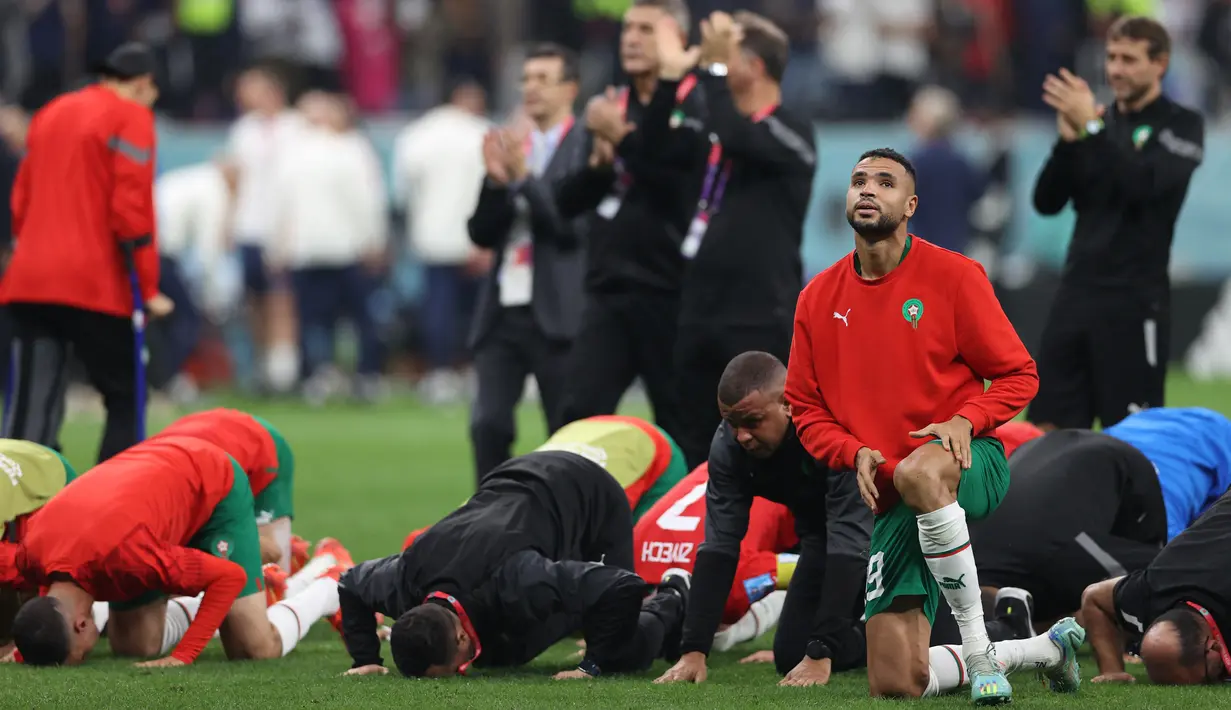 <p>Para pemain Maroko tetap bersujud syukur dan berterima kasih kepada penonton usai pertandingan melawan Prancis pada semifinal Piala Dunia 2022 di Stadion Al-Bayt di Al Khor, Doha, Kamis (15/12/2022). Maroko kalah dari Prancis 2-0 dan gagal melaju ke final Piala Dunia 2022. (AFP/ADRIAN DENNIS)</p>