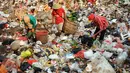 Pemulung mengais diantara tumpukan sampah di Tempat Pembuangan Sampah Sementara Kalibata, Jakarta, Rabu (4/11/2015). Setiap harinya, sekitar 6.500 ton sampah dihasilkan Jakarta. (Liputan6.com/Helmi Fithriansyah)