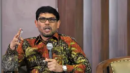 Anggota Komisi III DPR Nasir Djamil memberi pandangannya saat diskusi revisi UU KUHP di Gedung DPR, Jakarta, Selasa (15/3/2016). Nasir menyebut RUU KUHP yang sedang dibahas akan menjadi pembaharuan hukum pidana di Indonesia. (Liputan6.com/Johan Tallo)