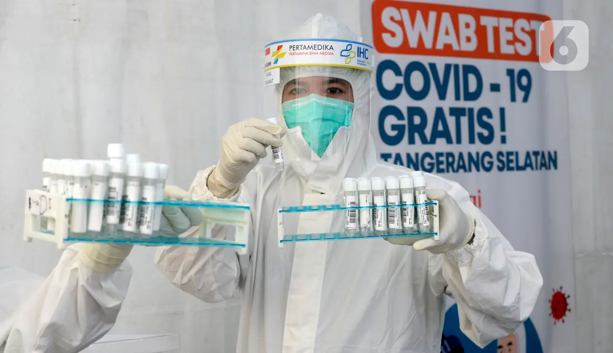 Petugas medis menunjukkan sampel peserta test SWAB massal gratis di halaman Dinas Kesehatan Tangeramg Selatan, Banten, Minggu (30/8/2020). Test Swab gratis tersebut diikuti 750 orang untuk pencegahaan penyebaran Covid-19. (merdeka.com/Dwi Narwoko)