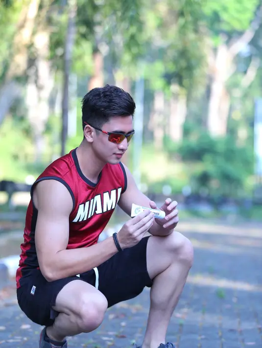 "Sebelum olahraga sempat menggunakan Counterpain biru untuk mencegah, dan setelah keselo pakai Counterpain merah, rasanya sedikit panas tapi setelah beberapa saat, rasa nyeri berkurang dan cedera otot terasa membaik,"ujar Verrel.(Adrian Putra/Bintang.com)