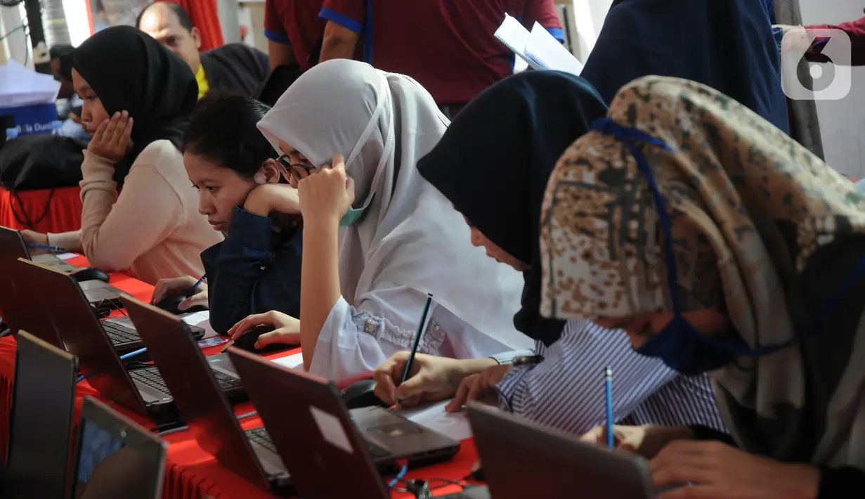 Peserta mengikuti simulasi tes CPNS 2019 berbasis Computer Assisted Test (CAT) di halaman Gedung Sarinah, Jakarta, Minggu (8/12/2019). Simulasi ini bertujuan untuk pengenalan dan sosialisasi sistem seleksi CPNS 2019 yang akan digelar dengan sistem CAT. (Liputan6.com/Helmi Fithriansyah)