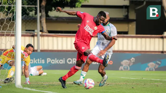 Foto: Niat Backheel Malah Terkilir, Momen Apes Ngwoke saat Gagal Cetak Gol untuk Semen Padang di BRI Liga 1 2024/2025