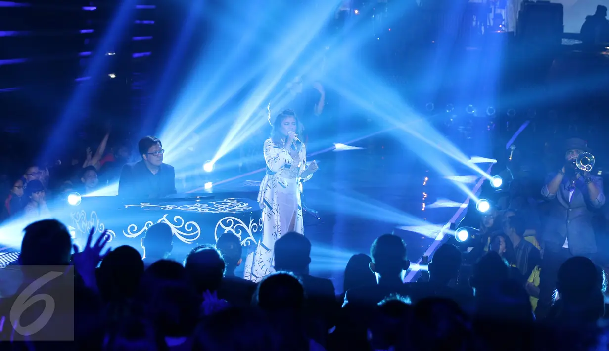 Penyanyi Agnes Mo tampil diiringi alunan orchestra dari musisi papan atas Erwin Gutawa dalam konser yang bertajuk The Biggest Concert Agnez Mo I #AmGenerationOfLOVE, di Studio 6 Emtek City, Jakarta, Kamis (15/10/2015). (Liputan6.com/Herman Zakharia)