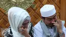 Istri Ustad Solmed, Aprile Jasmine menangis saat  memberikan keterangan pers terkait issu pengeroyokan suaminya, Jakarta, Rabu (11/5). Menurut Aprile, suaminya tidak bersalah. Keterlambatan suaminya bukan faktor kesengajaan.(Liputan6.com/Herman Zakharia)
