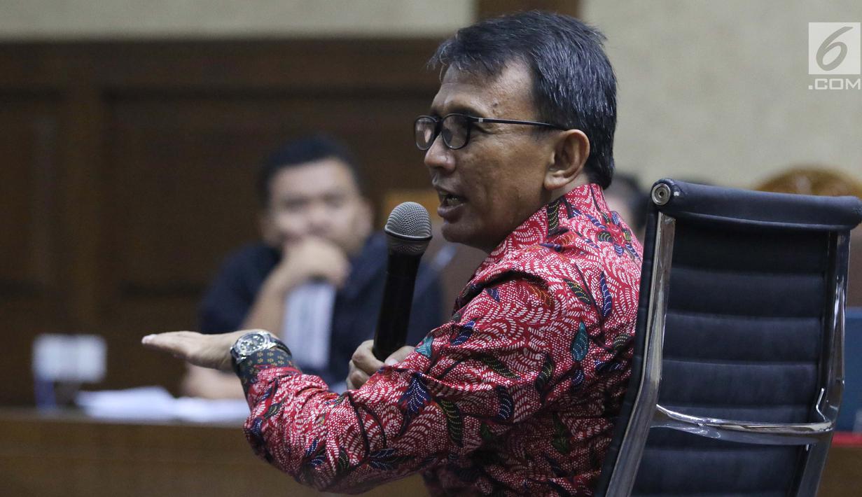 Mantan Gubernur Sumatera Utara, Gatot Pujo Nugroho menjawab pertanyaan JPU KPK saat menjadi saksi pada sidang lanjutan kasus dugaan suap ketok palu DPRD Sumut periode 2009-2014 di Pengadilan Tipikor, Jakarta, Rabu (27/2). (Liputan6.com/Helmi Fithriansyah)