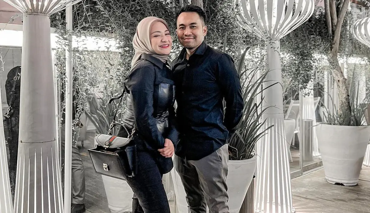 Rupanya, dirinya pun diketahui kembali menjalin hubungan asmara dengan mantan kekasihnya. Kebersamaan Nathalie dengan Faris ini pun mencuri perhatian banyak netizen. (Liputan6.com/IG/@nathalieholscher)