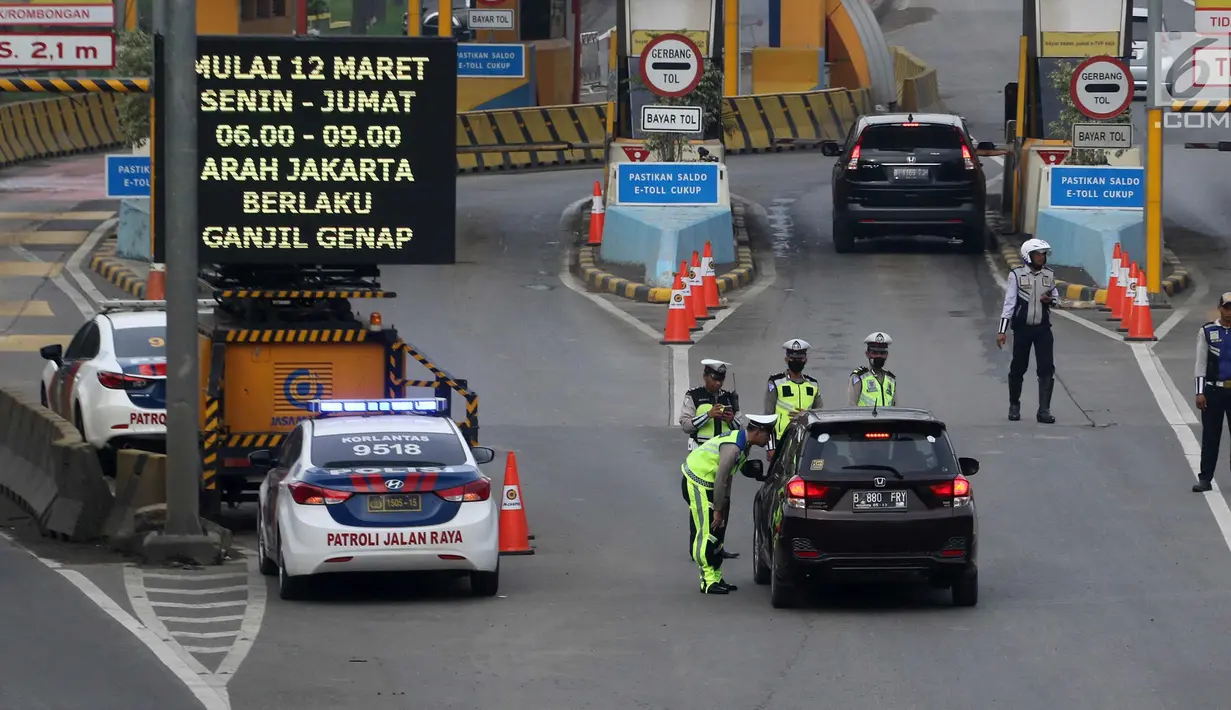 Petugas berbincang dengan pengendara mobil berplat genap di Gerbang Tol Bekasi Barat 1, Bekasi, Jawa Barat, Selasa (13/3). Hari kedua penerapan ganjil genap, masih banyak kendaraan berputar balik di gerbang tol tersebut. (Liputan6.com/Arya Manggala)