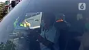 Polisi memberhentikan kendaraan yang melintas di Kedungwaringin, Kabupaten Bekasi, Kamis  (29/4/2021). Satlantas Polres Metro Bekasi memeriksa kesehatan dengan swab antigen dan sosialisasi larangan mudik jelang lebaran di perbatasan Kabupaten Bekasi dan Karawang. (Liputan6.com/Herman Zakharia)